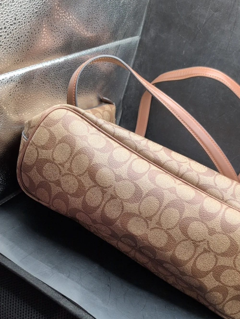 Coach Gallery Tote In Signature Canvas CH504